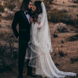 Cathedral wedding veil with horeshair ribbon